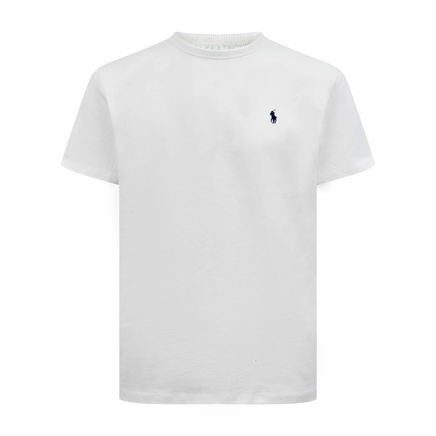 P190 Ralph Lauren logo embroidered short sleeves. Customized cotton and linen soft plain fabric. It feels delicate and comfortable against the skin. It is dressed in pure white and exudes innate elegance. The exquisite indigo pony logo is embellished with it. It is highly recognizable. It brings an atmosphere of freedom and vitality. A symphony of pure and smart colors. It outlines a high-end silhouette with extreme simplicity. It becomes the smart focus of the vision and demonstrates taste in silence. Craftsmanship 1: Adopting imported machine embroidery technology and using advanced computer control systems and precision mechanical components to achieve the iconic pony embroidery operation with high precision and smooth and delicate lines. Process 2: The fabrics are washed and have a better hand feel. Not easy to deform, not easy to shrink, not easy to fade, and maintain long-term beauty. Accessories: Customized 1:1 Ralph Lauren trademark. Version: Fitted version. Size: S M L XL. Style number: CC933.